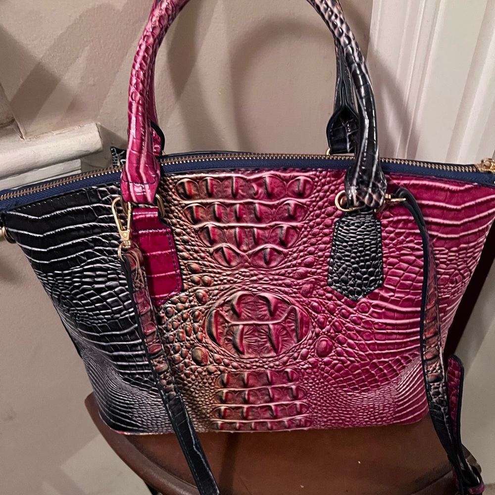 BEAUTIFUL OMBRE BAG NO WHERE ON THE BAG IS THERE A BRAHMIN TAG